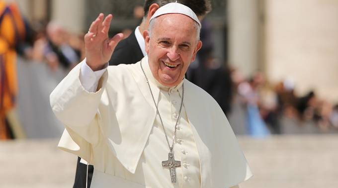 Iquique recibe al papa Francisco hoy Papa-saludando